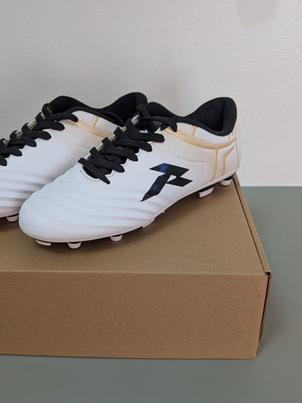 *New* Runic Unisex Ball Control Soccer Cleats - Size 7 - Picture 4 of 6
